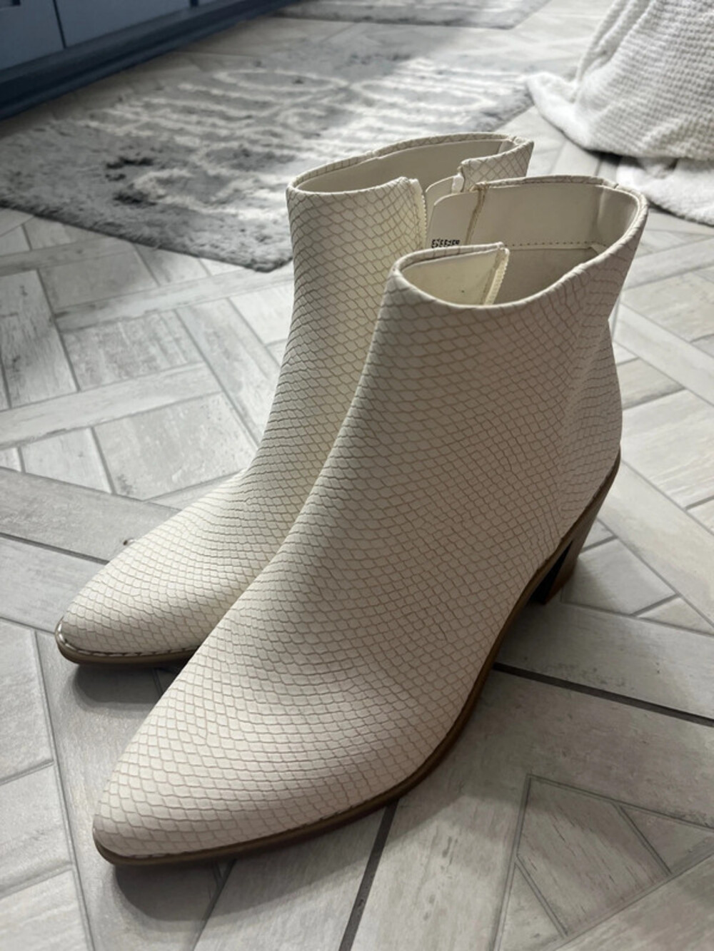 Brand new universal thread white snakeskin ankle boots